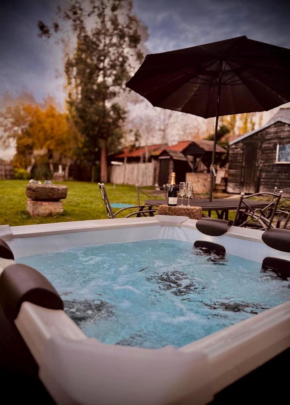 Natural landscape, Hot Tub, Garden view