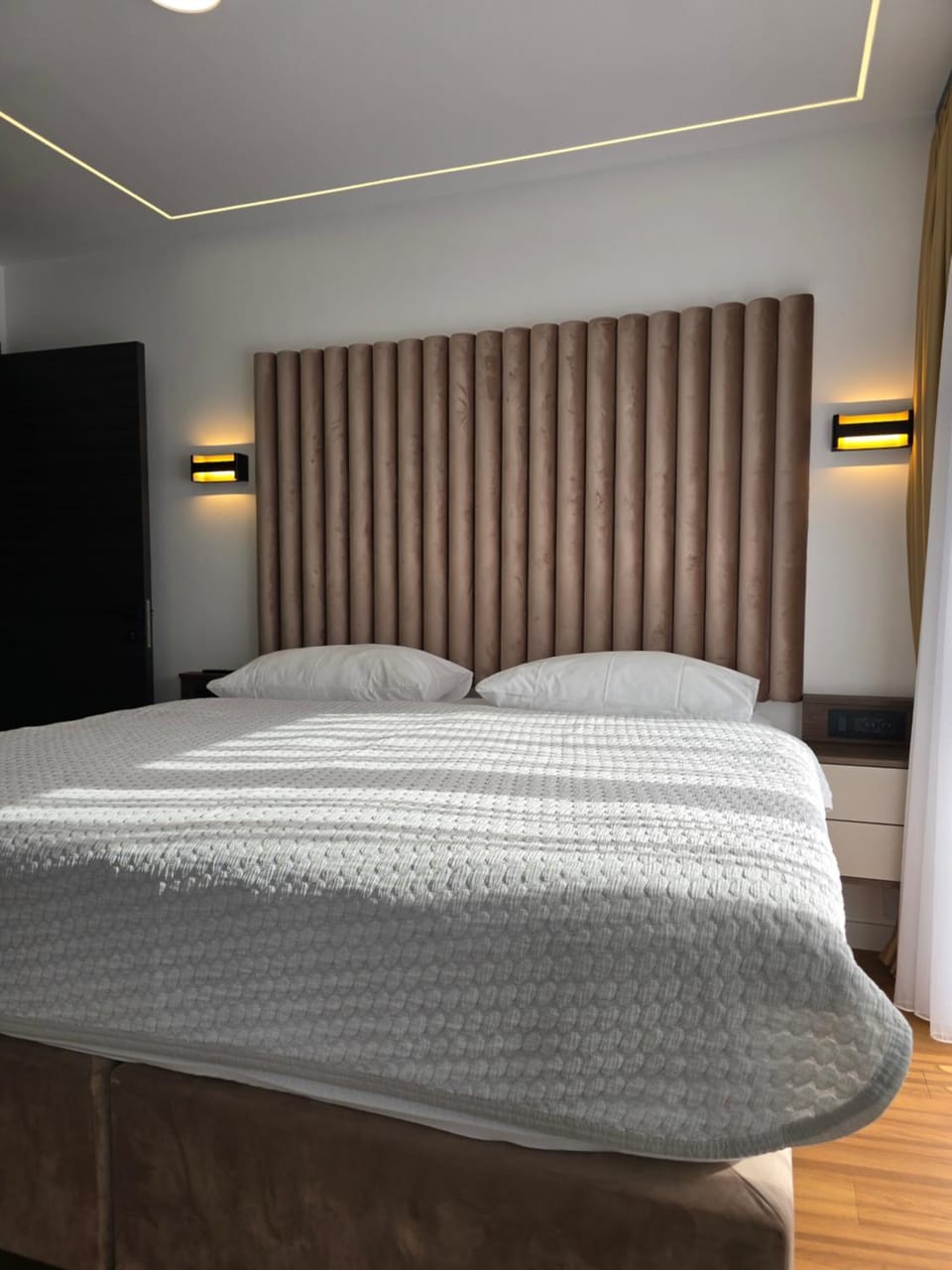 Bed, People, Photo of the whole room, Bedroom, Pets, Time of day, heating, wardrobe, air conditioner