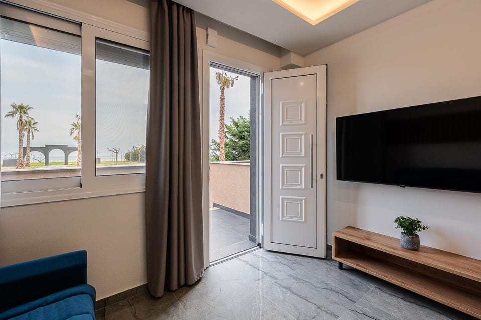 Restaurant/places to eat, Summer, TV and multimedia, Beach, Beach, Sea view, Sea view, Location