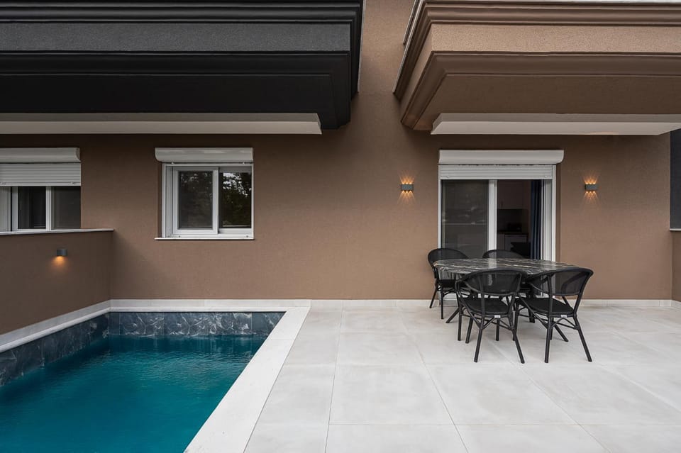 Dining area, Pool view, Swimming pool