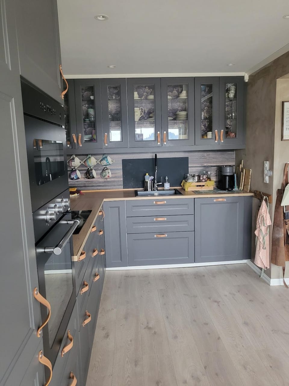Coffee/tea facilities, Kitchen or kitchenette, dishwasher, stove, toaster