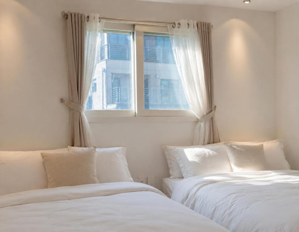 HongDae 4min walk #3BD 2BA #Baby crib #8 Queen beds #private terrace Villa in Seoul