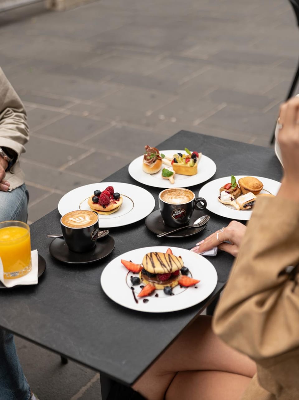 Restaurant/places to eat, People, Food and drinks, Banquet/Function facilities, Food, Breakfast, Continental breakfast, Lunch, Dinner, Drinks, group of guests