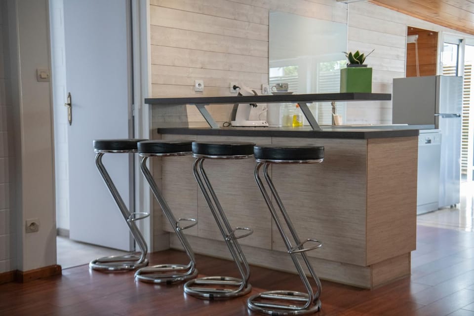 Kitchen or kitchenette, Lounge or bar