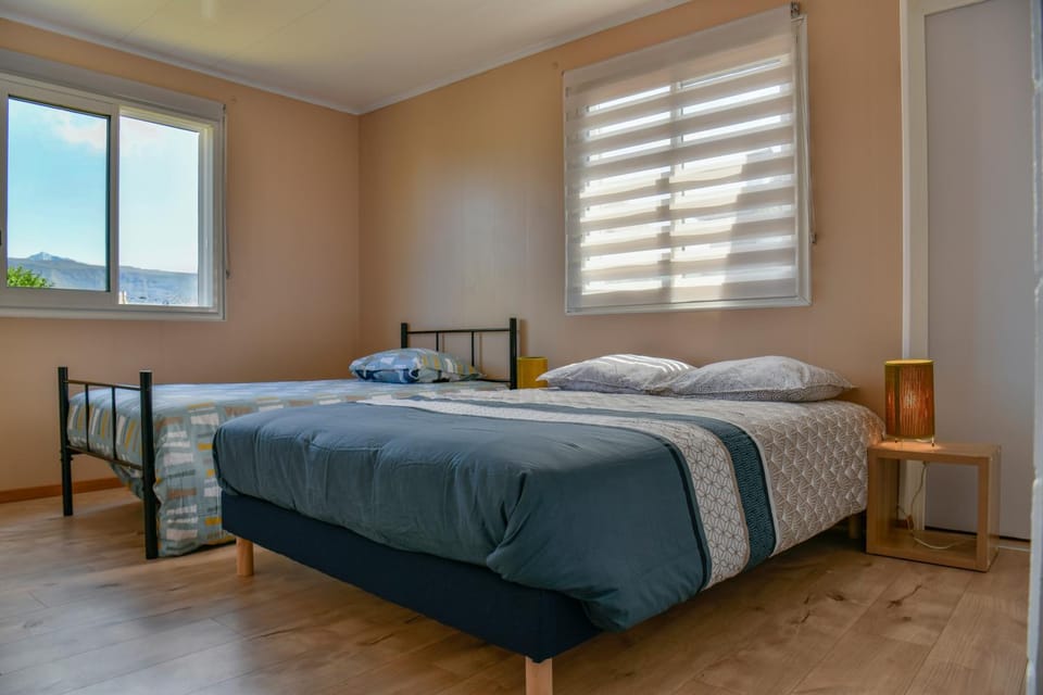 Bed, Bedroom, Garden view, Mountain view