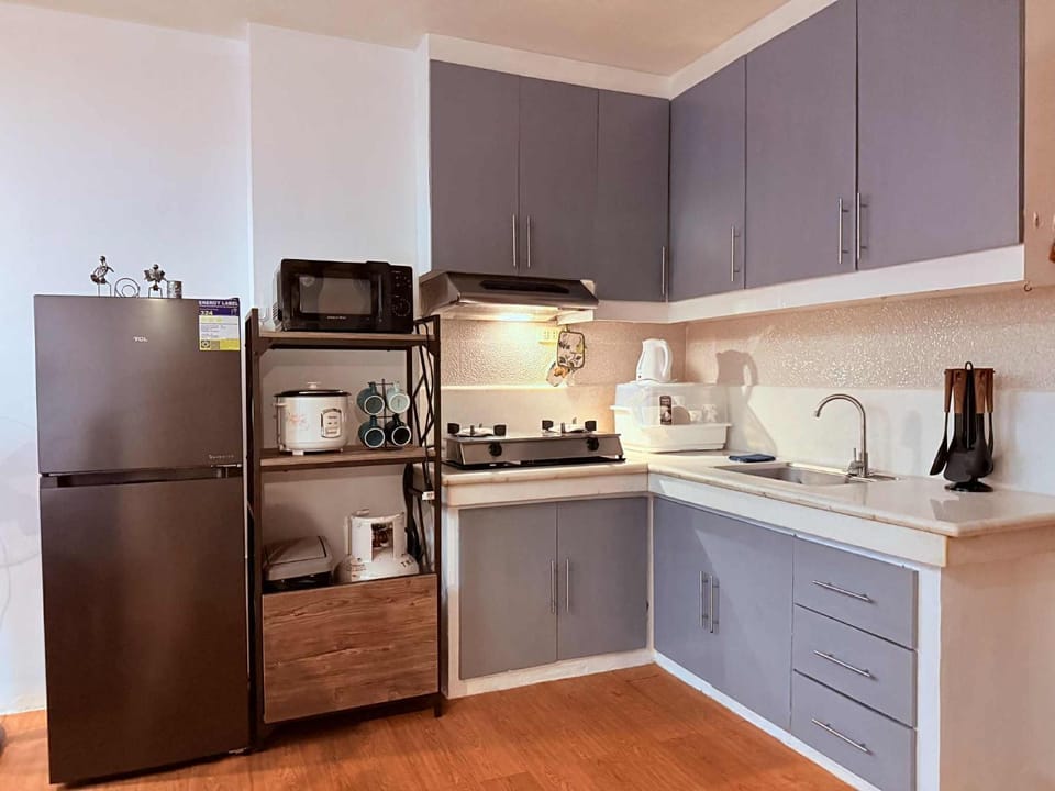 Coffee/tea facilities, Kitchen or kitchenette, stove