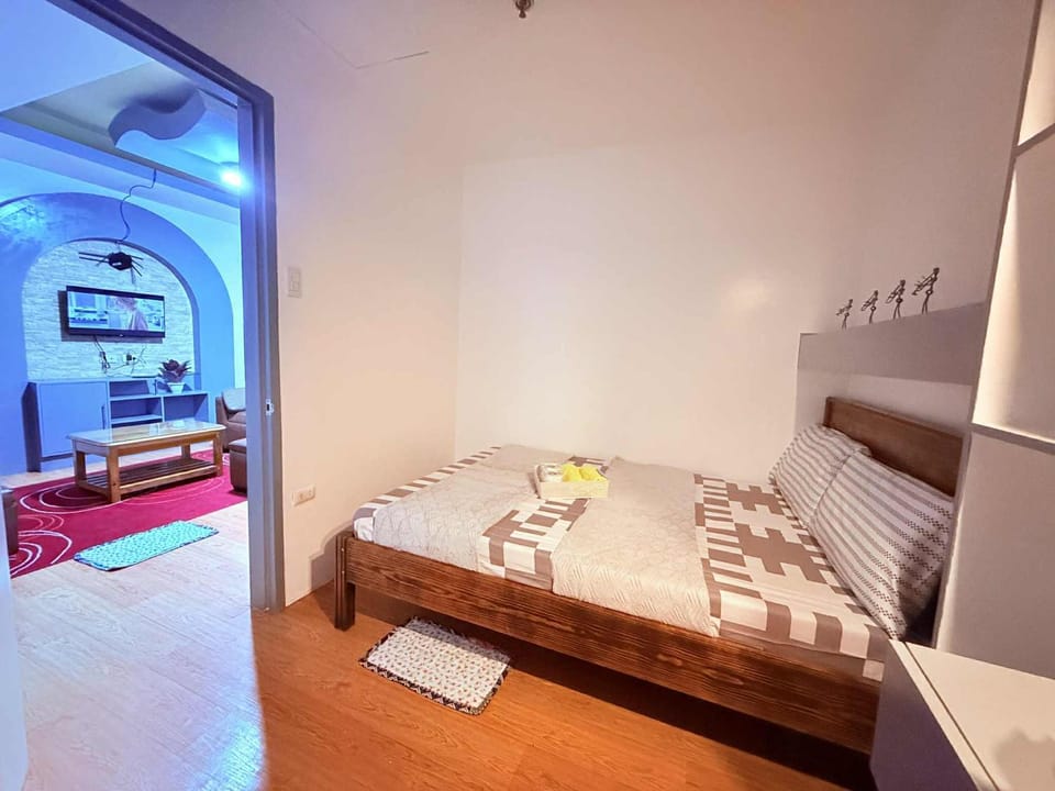Bed, TV and multimedia, Photo of the whole room, Bedroom, towels