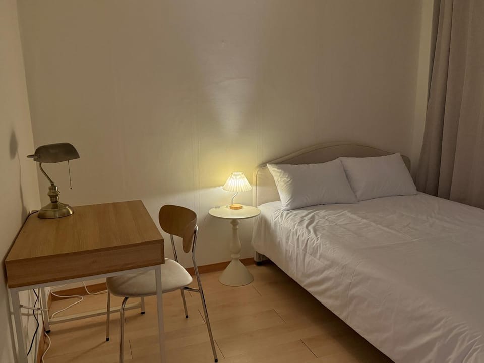 Bed, Seating area, Bedroom