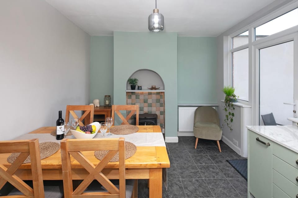 Kitchen or kitchenette, Seating area, Dining area, oven
