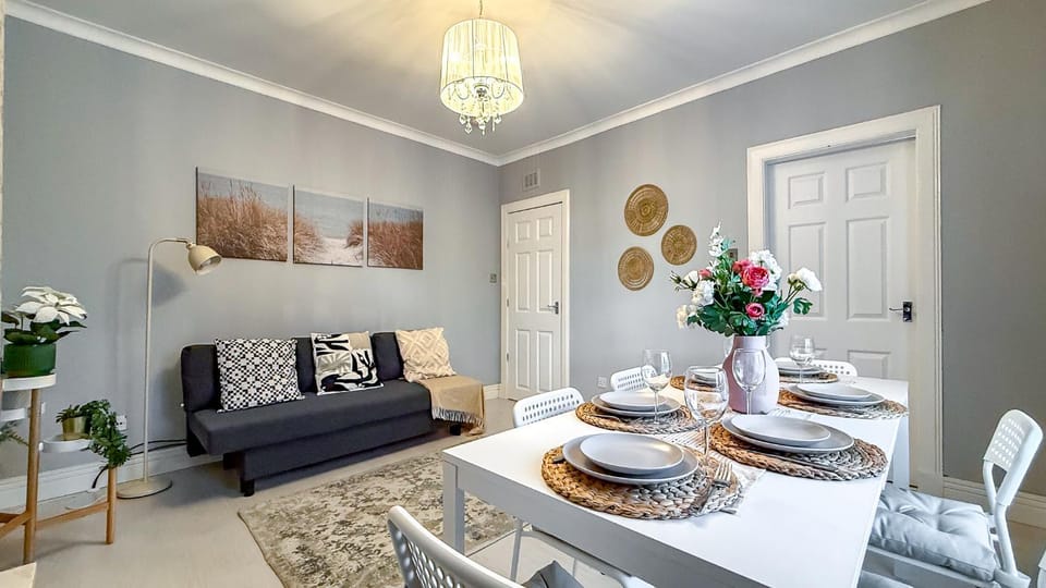 Seating area, Dining area