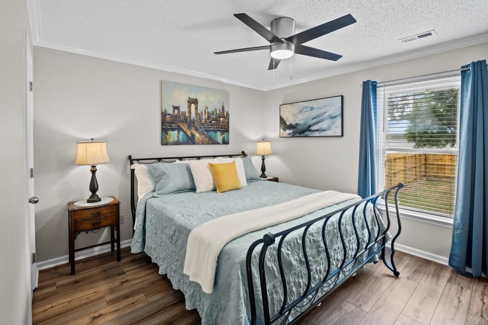 Bed, TV and multimedia, Bedroom
