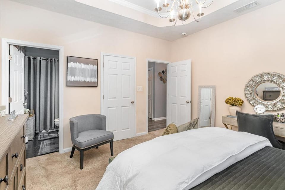 Stylish 2BR Townhome w Garage & Patio Perfect for Stays or Assignments House in Clarksville