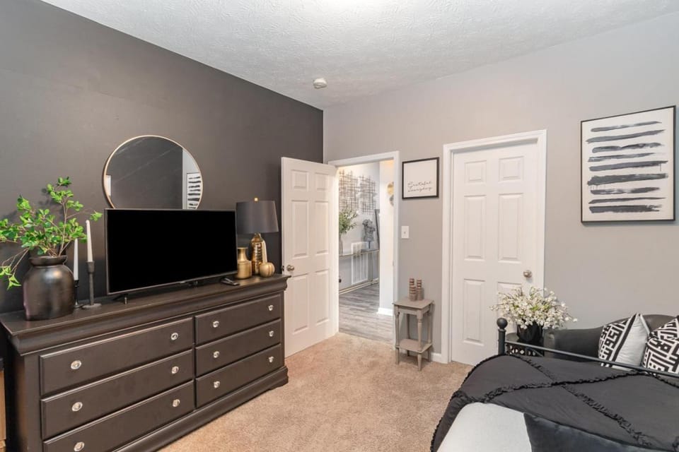 Stylish 2BR Townhome w Garage & Patio Perfect for Stays or Assignments House in Clarksville