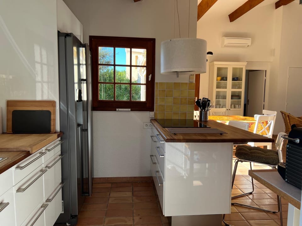 Kitchen or kitchenette, Dining area, dishwasher, oven, stove, toaster, air conditioner