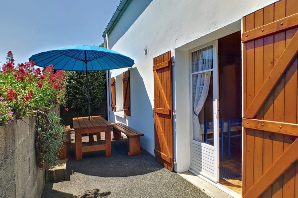 Property building, Patio, Day, Balcony/Terrace