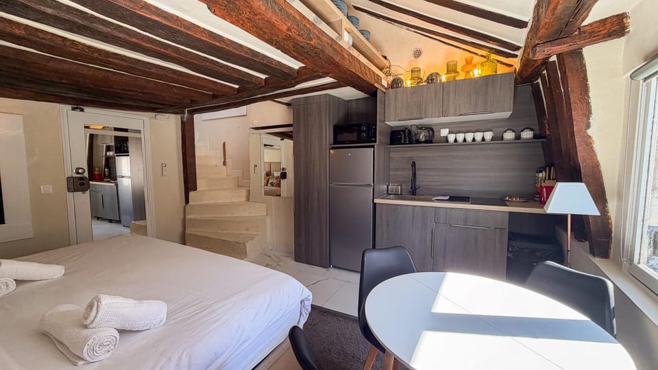 Bed, Kitchen or kitchenette, Dining area
