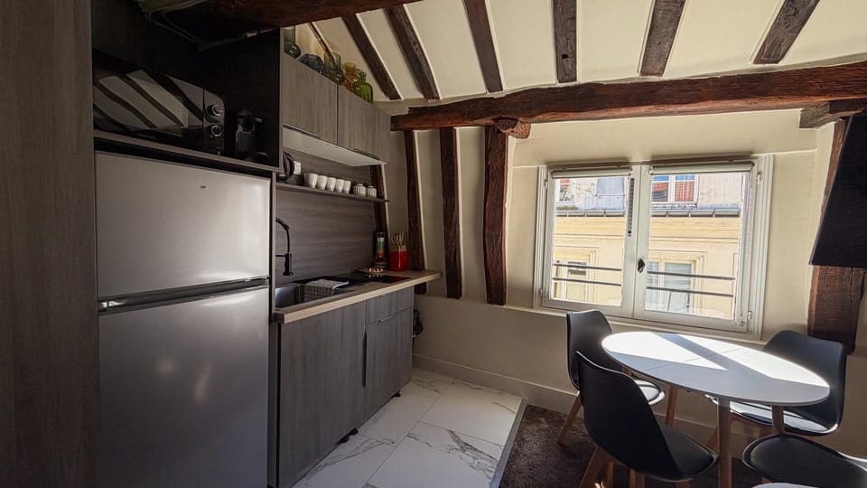 Kitchen or kitchenette, Dining area