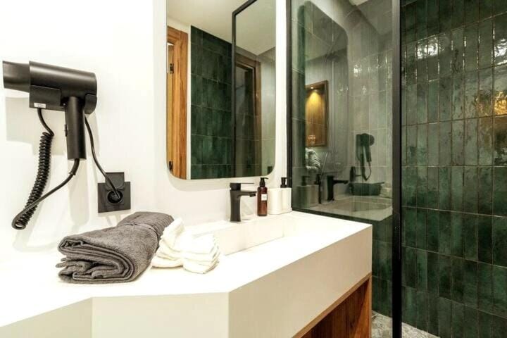 Shower, towels