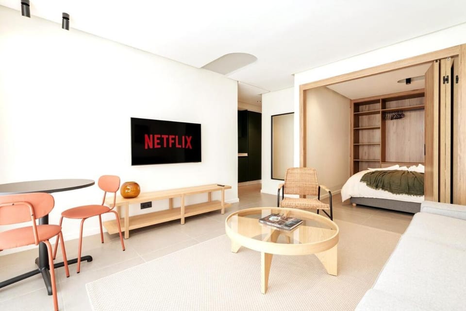 TV and multimedia, Seating area, Bedroom
