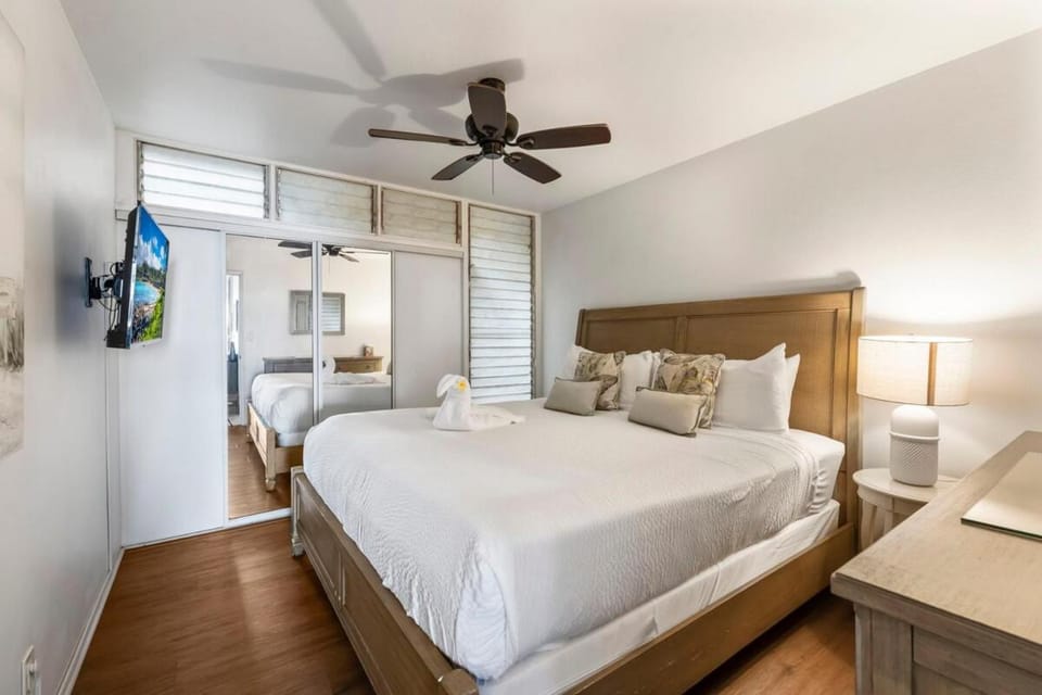 Kulakane 212- Oceanfront condo, coastal vibes, island views Apartment in Napili-Honokowai