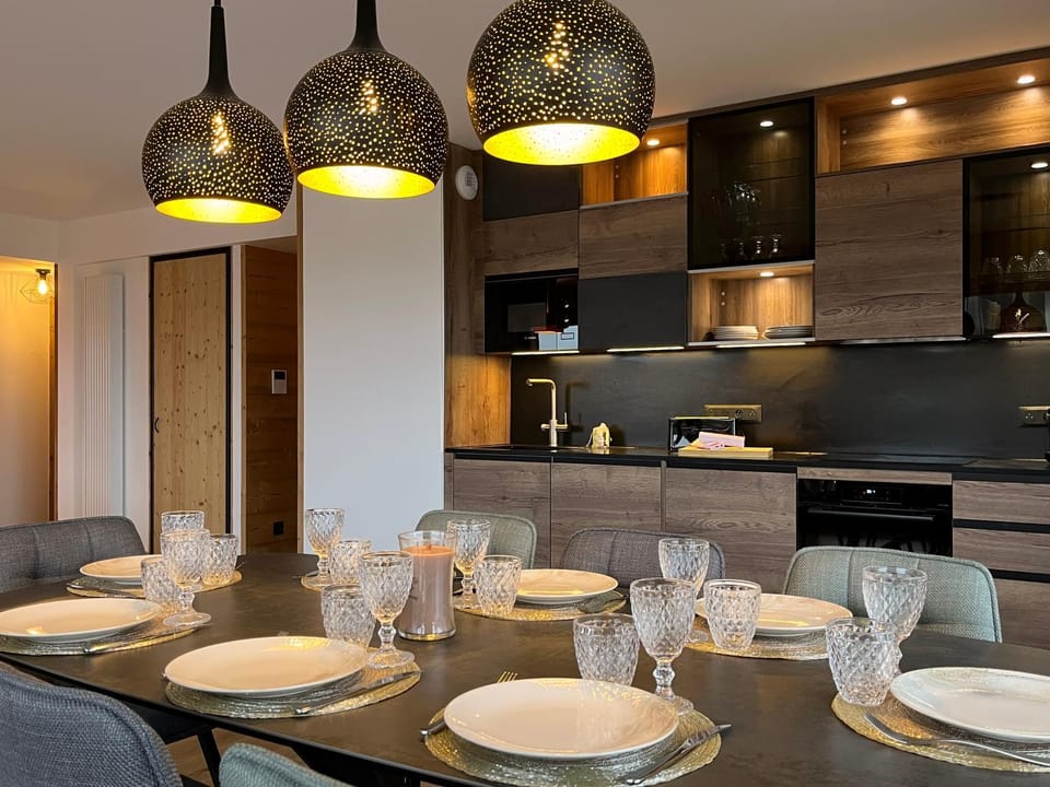 Kitchen or kitchenette, Dining area