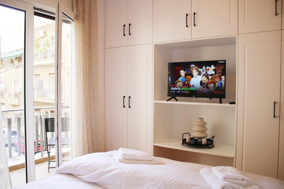 Bed, TV and multimedia, Balcony/Terrace, Photo of the whole room, Bedroom, wardrobe
