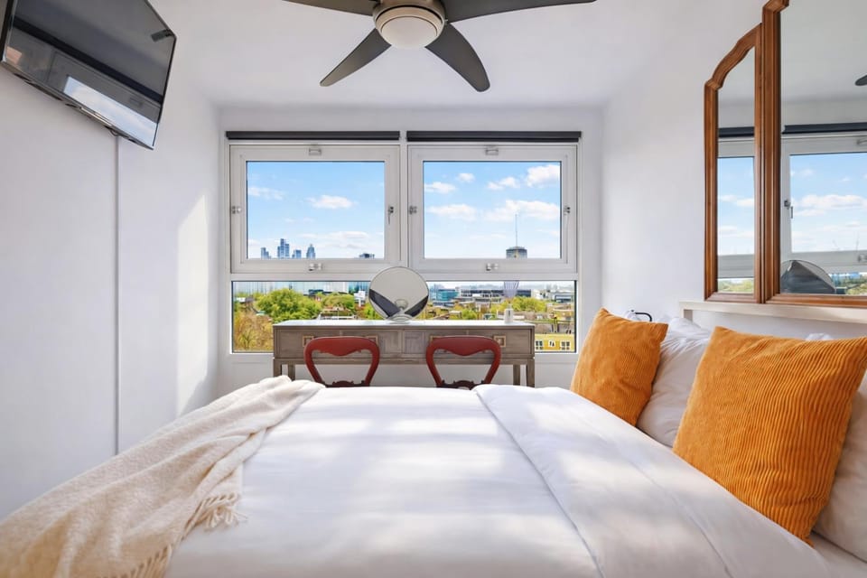 Bed, TV and multimedia, View (from property/room), Bedroom