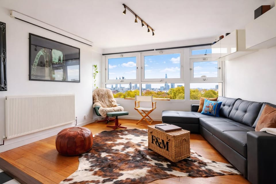The Finch Loft Skyline Views & Home Cinema Apartment in City of Westminster
