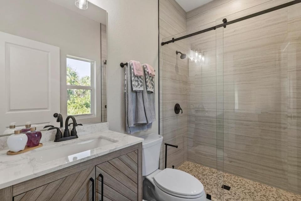 Palm Bliss 3 bed 2 bath stylish and cozy Villa in Rotonda Lakes