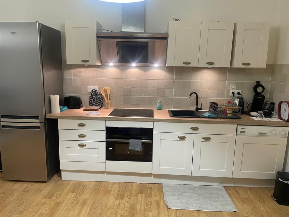 Coffee/tea facilities, Kitchen or kitchenette, dishwasher, oven, stove, toaster