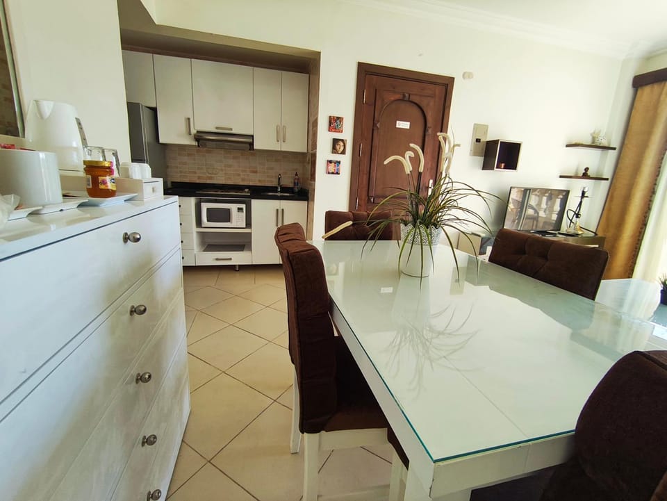 Kitchen or kitchenette, Dining area, minibar