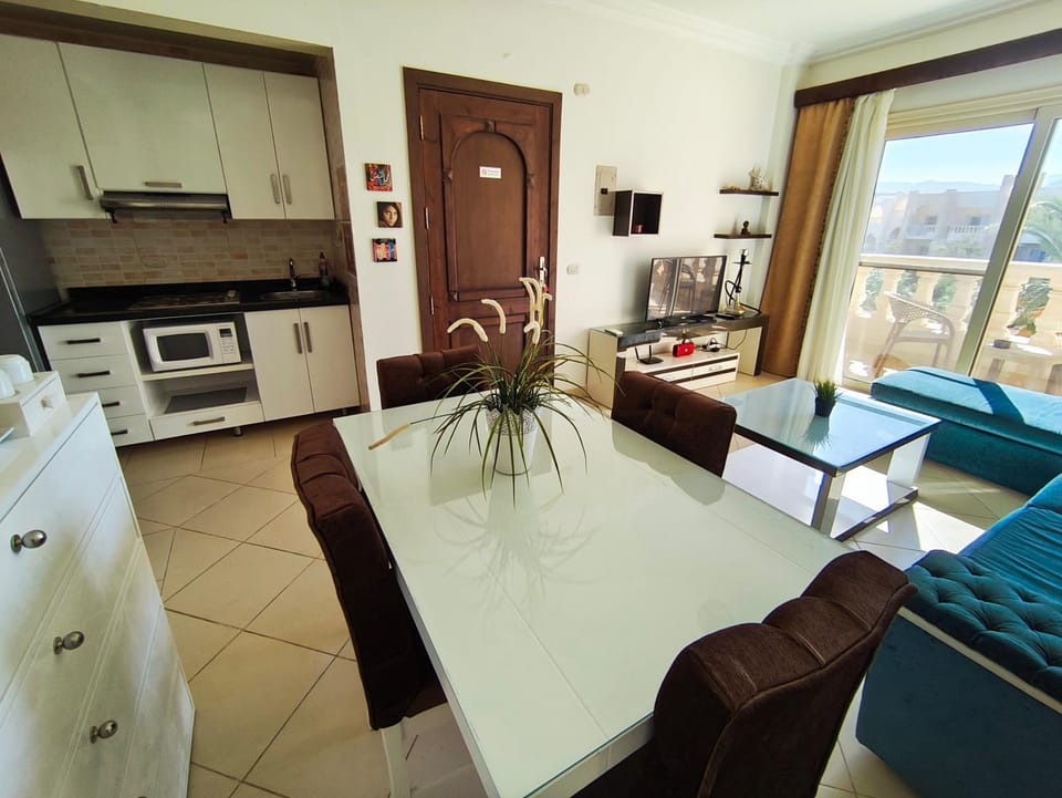 Kitchen or kitchenette, Living room, Dining area