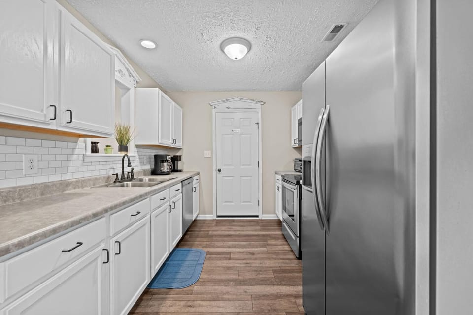 Coffee/tea facilities, dishwasher, oven, stove, kitchen