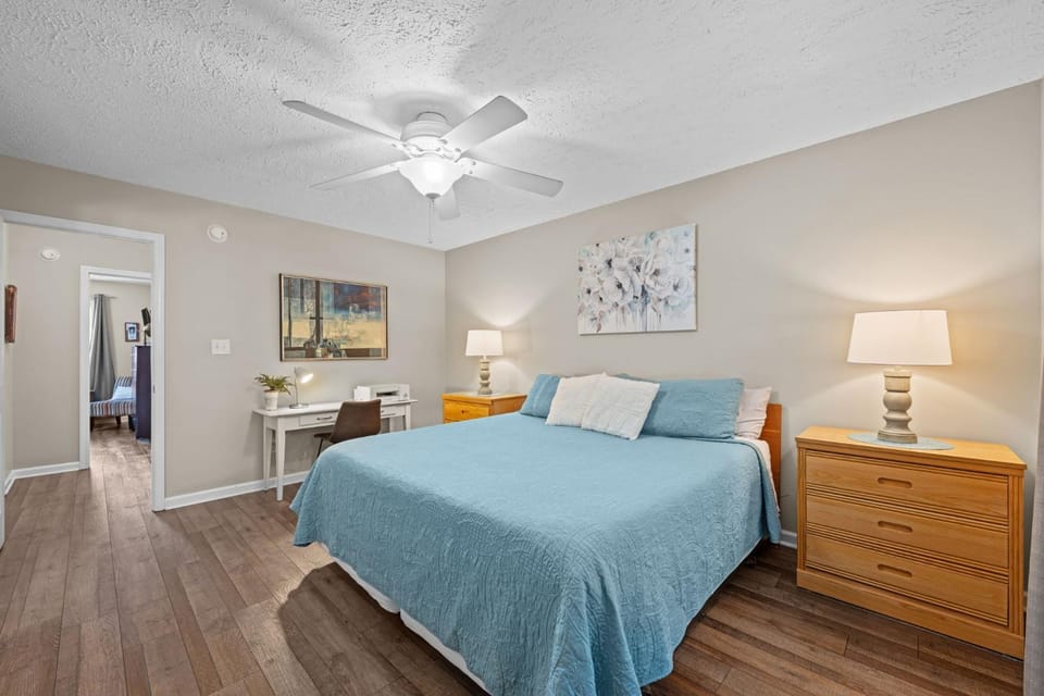 Bed, TV and multimedia, Bedroom
