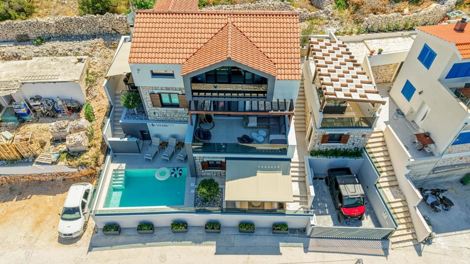 Property building, Patio, Day, Bird's eye view, Pool view, Swimming pool, Location, Parking, sunbed