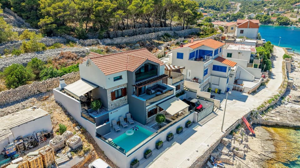 Property building, Day, Neighbourhood, Natural landscape, Bird's eye view, Pool view, Sea view, Swimming pool, Location, Parking