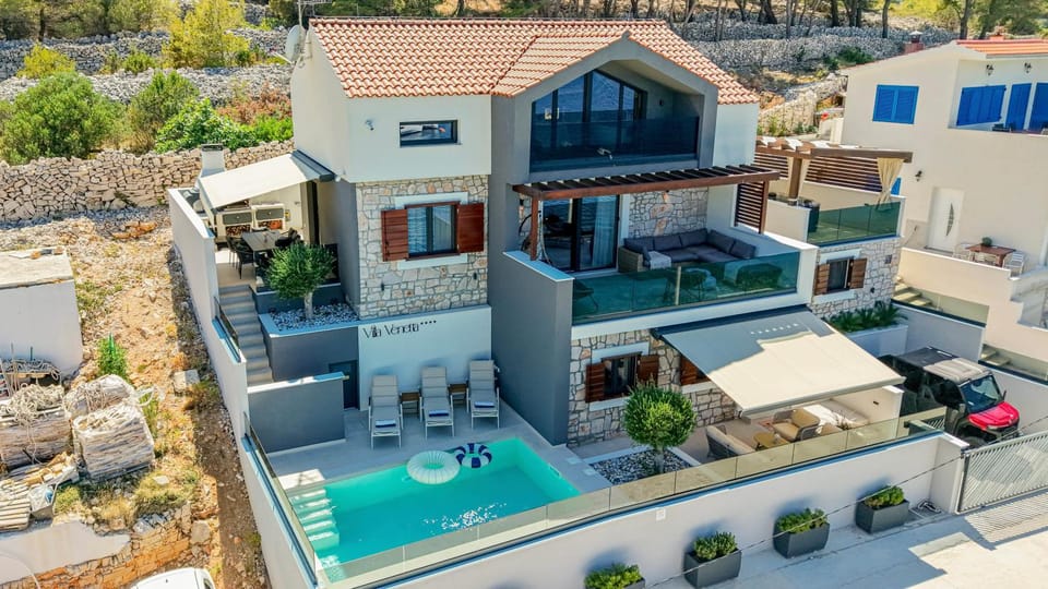 Property building, Patio, Day, Bird's eye view, Pool view, Street view, Swimming pool, Parking, sunbed