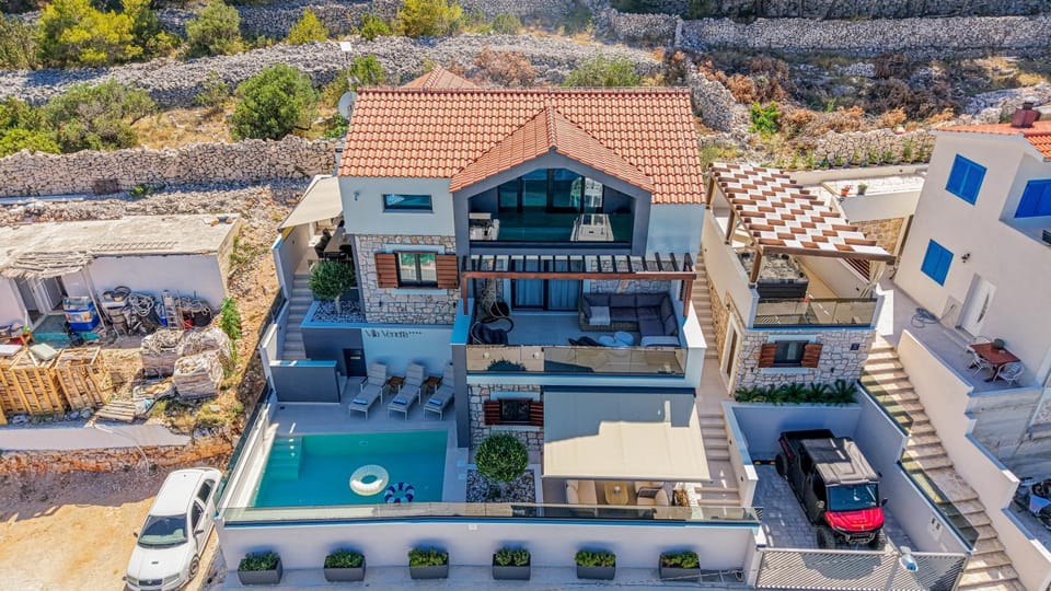 Property building, Day, Bird's eye view, Pool view, Street view, Swimming pool, Location, Parking