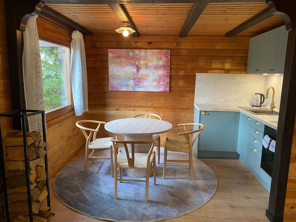Kitchen or kitchenette, Living room, Seating area, Dining area