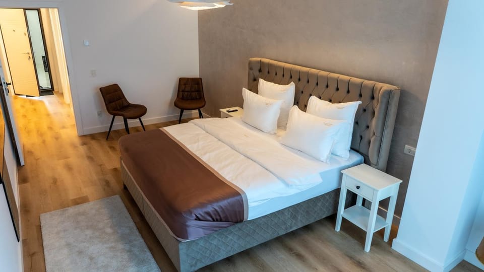Photo of the whole room, Bedroom