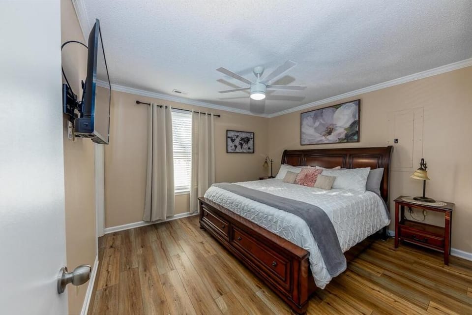 Bed, TV and multimedia, Bedroom