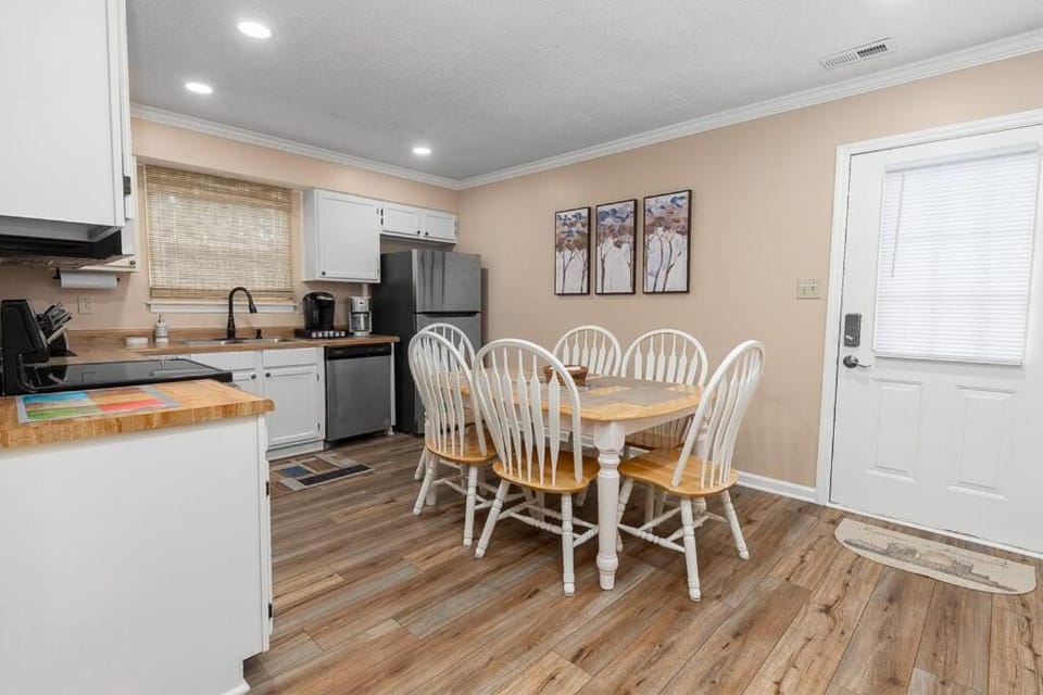 Kitchen or kitchenette, Dining area, dishwasher, oven, stove, toaster