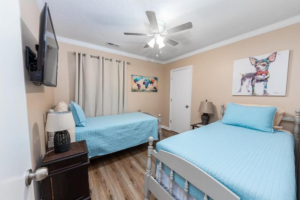 Bed, TV and multimedia, Bedroom