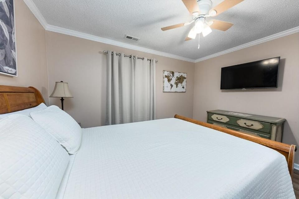 Bed, TV and multimedia, Bedroom