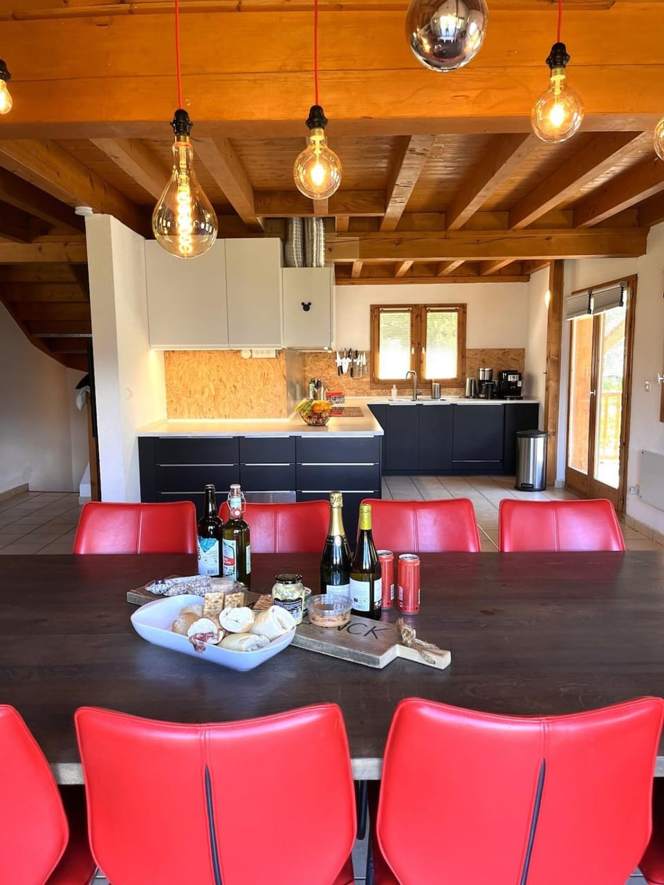 Kitchen or kitchenette, Dining area