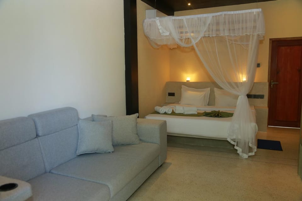 Bed, Photo of the whole room, Seating area, Bedroom