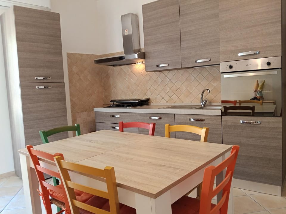 Kitchen or kitchenette, Dining area, stove