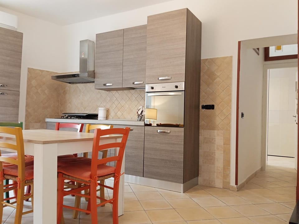 Kitchen or kitchenette, Dining area, stove