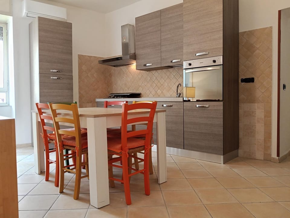 Kitchen or kitchenette, Dining area, stove