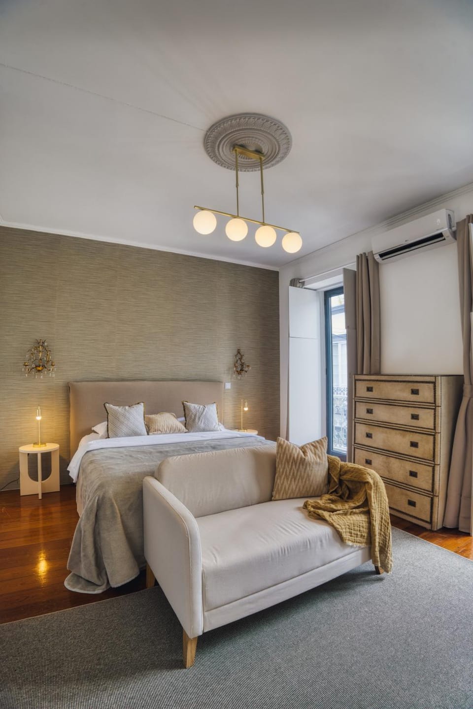 Bed, Seating area, Bedroom